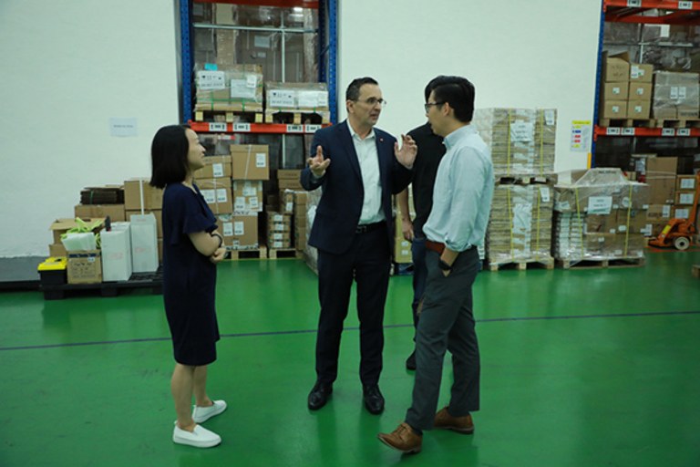 Standup-Meeting in the warehouse