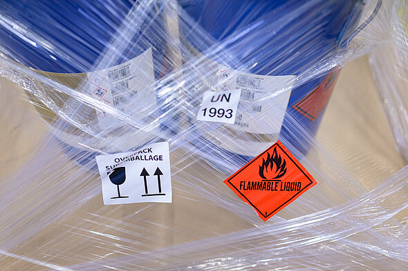 Hazmat transport: Wares with dangerous goods warning sticker