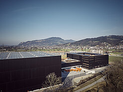 Gebrüder Weiss je proizveo 15.000 megavat-sati električne energije vlastitim fotonaponskim sistemima. Ovdje je nova instalacija na vrhu logističkog i IT centra u Wolfurtu, Austrija. (Izvor: Gebrüder Weiss / Darko Todorović) 