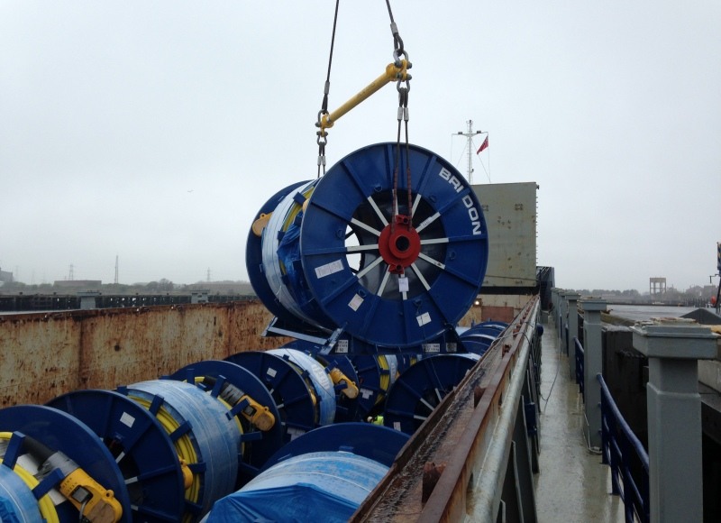 13 cable reels with mooring ropes