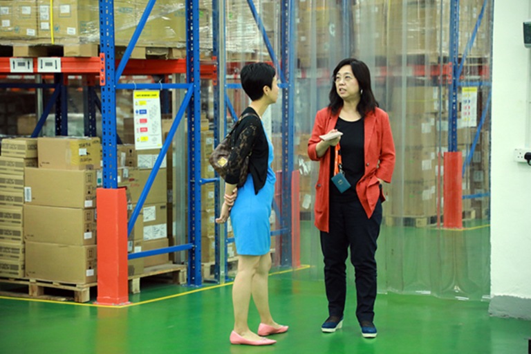 Conversation in the Hong Kong logistics facility