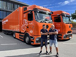 U Austriji je uvedeno 14 novih električnih kamiona, a organizacija je uspostavila vlastite punionice. Prikazana ovdje: dva nova električna kamiona ispred sjedišta kompanije u Lauterachu, Austrija. (Izvor: Gebrüder Weiss)