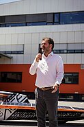 Frank Haas, Dyrektor ds. Strategii Marki Korporacyjnej i Komunikacji, powitał gości i opowiedział o zaangażowaniu firmy Gebrüder Weiss w przyszłość mobilności. (Źródło: Gebrüder Weiss / Fotowerk Lampelmayer)